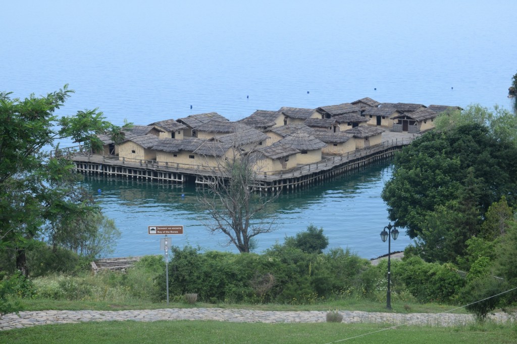Efe ve Ebru'nun Makedonya tatilinde gittikleri Bay of Bones'un dışarıdan çekilmiş gerçek fotoğrafı