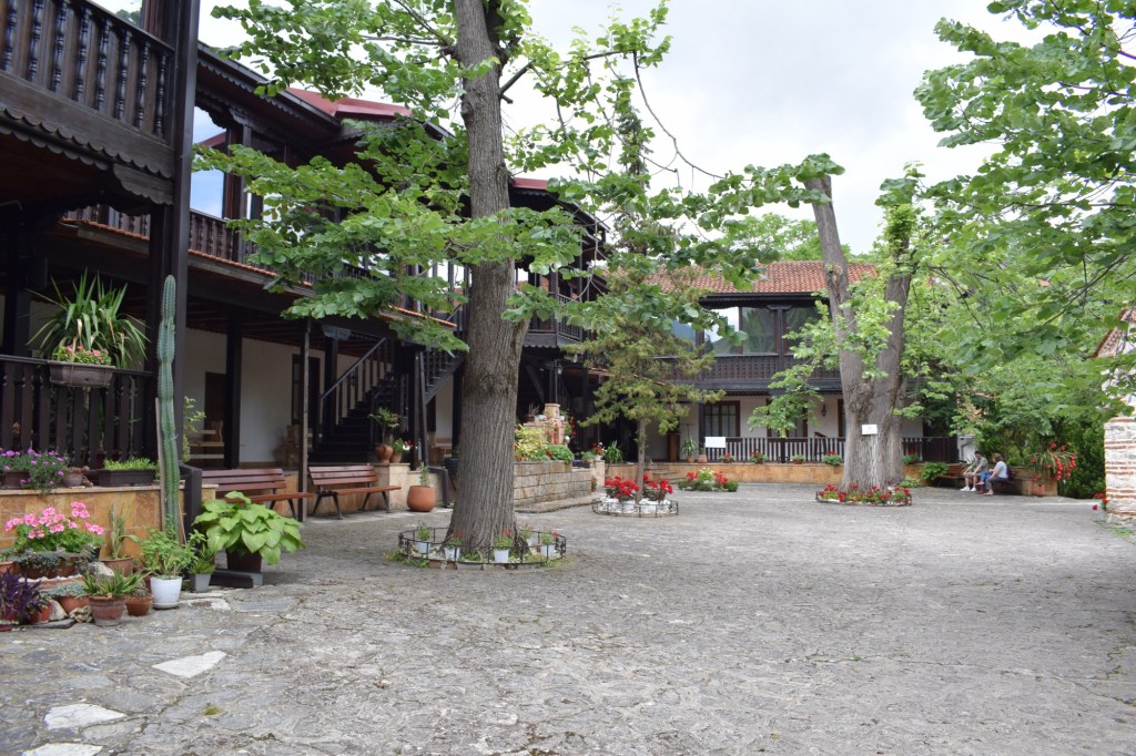 Efe ve Ebru'nun Üsküp tatilinde gittikleri Matka kanyonundaki manastırdan çekilmiş gerçek fotoğraf - 2023 yaz tatili