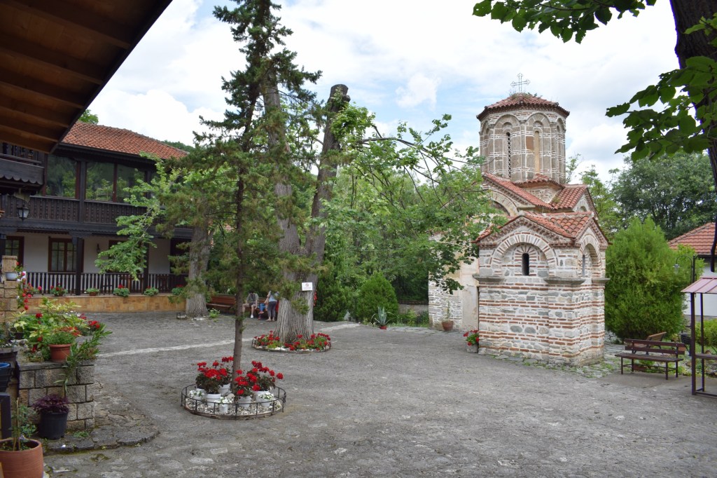 Efe ve Ebru'nun Üsküp tatilinde gittikleri Matka kanyonundaki manastırdan çekilmiş gerçek fotoğraf - 2023 yaz tatili