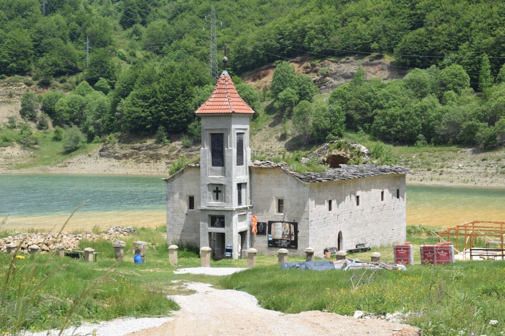 Efe ve Ebru'nun Üsküp tatilinde gittikleri Mavrova'daki Aziz Nikolas kilisesinin dışarıdan çekilmiş gerçek fotoğrafı - 2023 yaz tatili