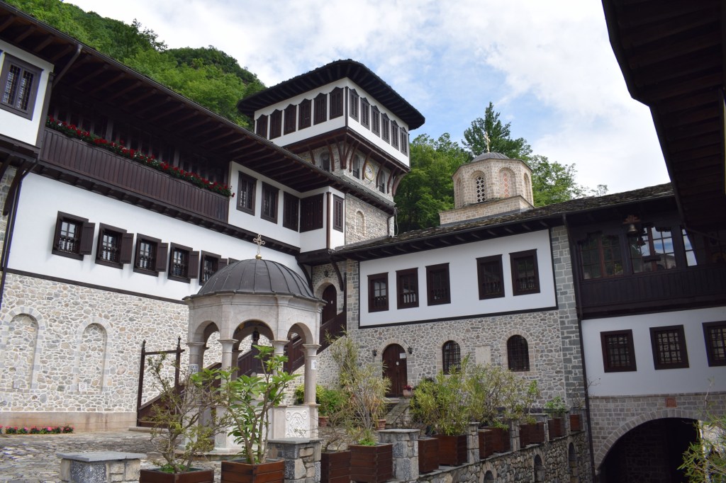 Efe ve Ebru'nun Üsküp tatilinde gittikleri Mavrova'daki St. Jovan Bigorski manastırı içerisinden çekilmiş gerçek fotoğraf - 2023 yaz tatili