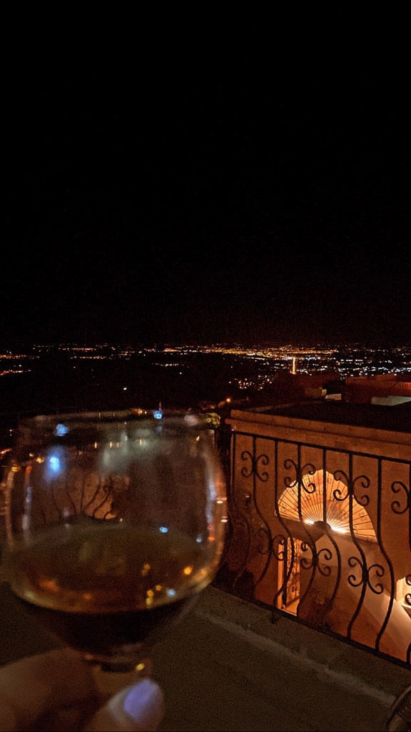 Efe ve Ebru'nun Mardin seyahatinde konakladıkları Tarihi Selçuklu Konağı'ndaki suit odalarında şarap kadehiyle Mardin ovasa karşı çekilmiş gerçek fotoğraf