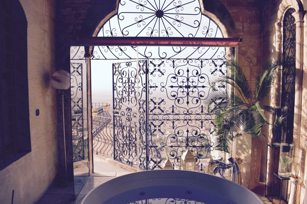 Efe ve Ebru'nun Mardin seyahatinde konakladıkları Tarihi Selçuklu Konağı'ndaki odalarında çekilmiş gerçek fotoğraf