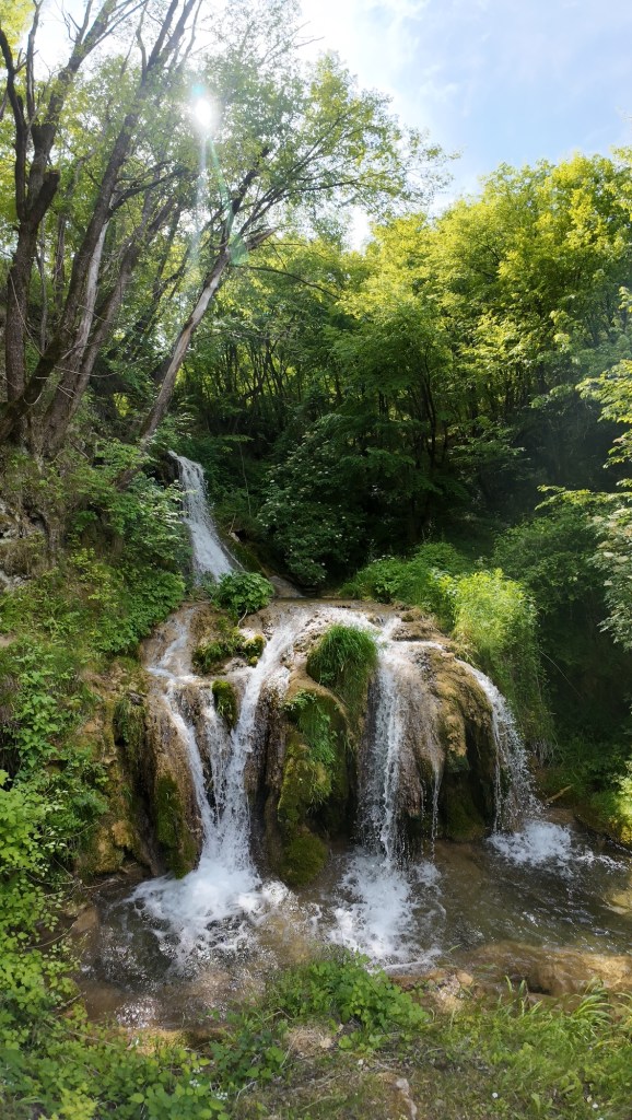 Efe ve Ebru’nun Makro Gora bölgesinde 2025 Sırbistan gezisinde ziyaret ettikleri Gostilje şelalesinin bir fotoğrafı