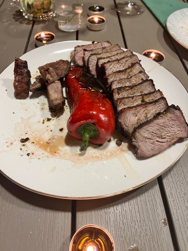 Efe ve Ebru’nun Ljubis’deki villada Ebru’nun doğum gününü ve evlilik yıldönümlerini kutladıkları akşam yaptıkları yemeklerden bir fotoğraf