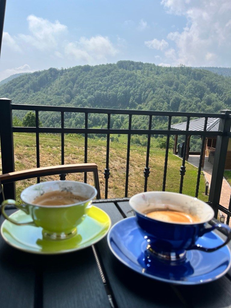 Efe ve Ebru’nun Ljubis’deki villadaki balkonda sabah kahvelerinin fotoğrafı