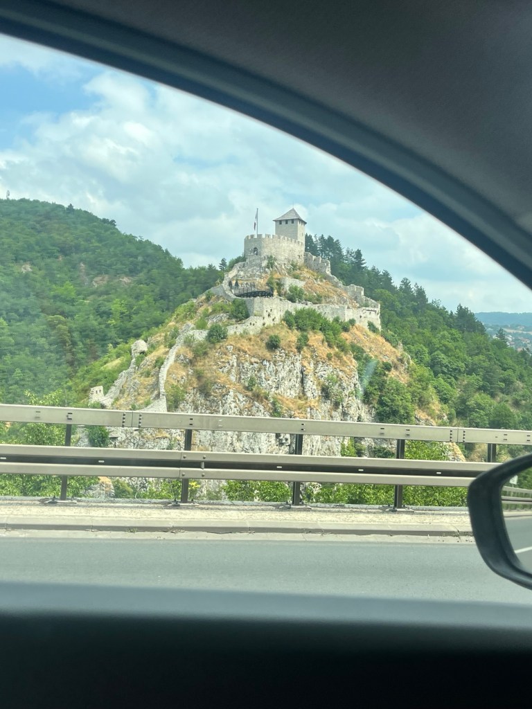 Zlatibor’dan Belgrad’a geçerken yolda arabadan çekilen bir kalenin fotoğrafı