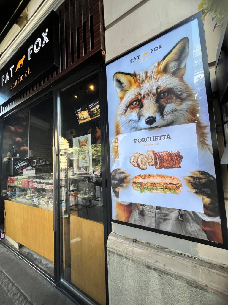 Belgrad Knez Mihajlova caddesindeki Fat Fox sandwich önünde çekilmiş bir fotoğraf
