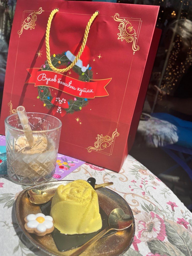 Belgrad’da Vukov Bozicni Kutak Cafe önünde çekilmiş, kahve ve tatlı fotoğrafı