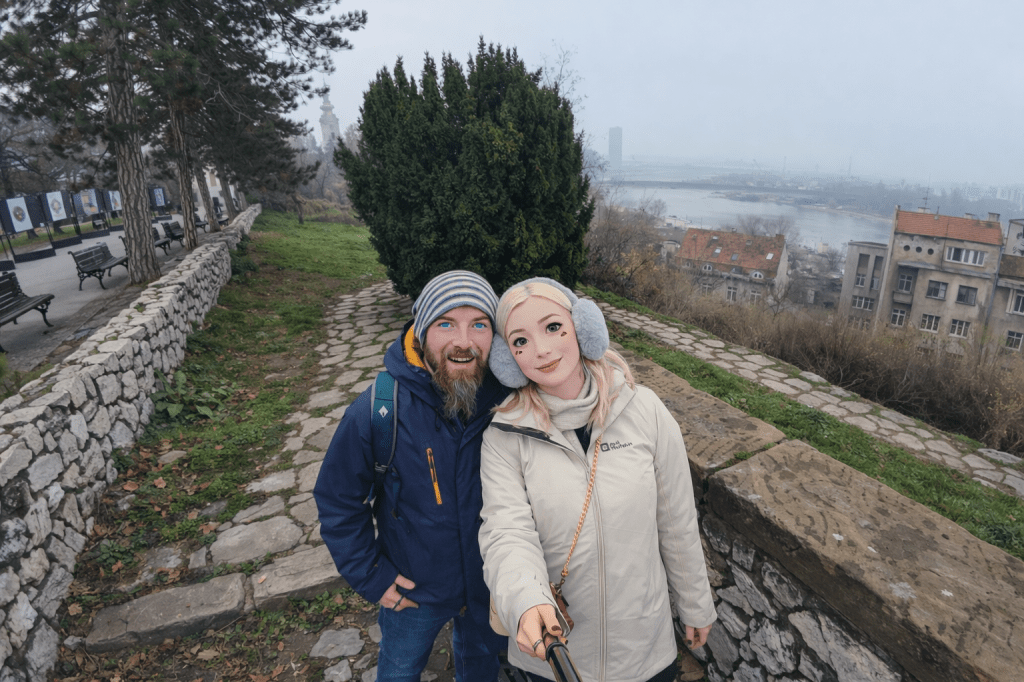 Efe ve Ebru’nun Belgrad Noel tatillerinde sabah erkenden ziyaret ettikleri Kalemegdan’dan Sava Nehri’ne doğru çekilmiş animasyon tarzı fotoğraf