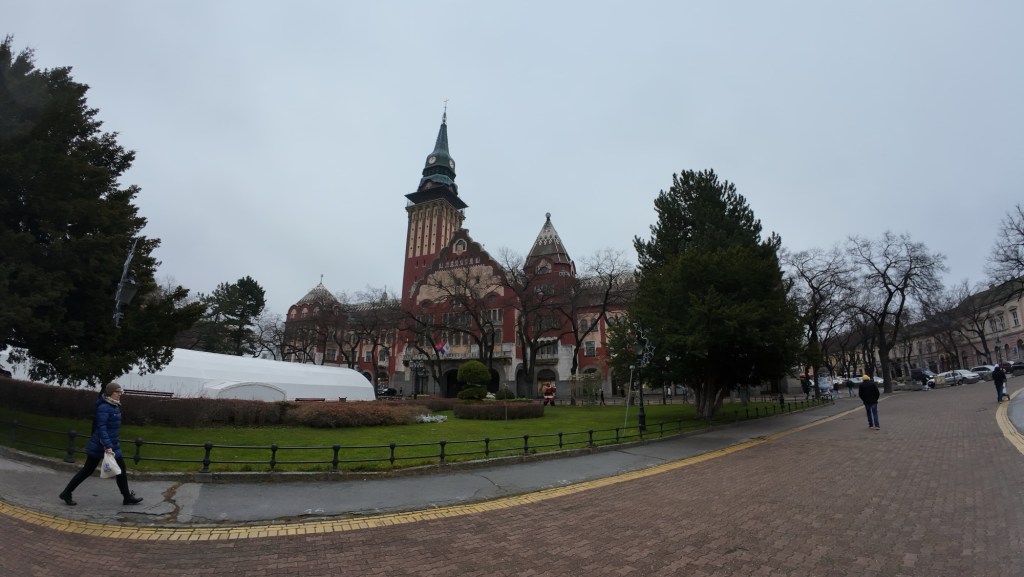 Efe ile Ebru’nun Subotica ziyaretinde çektikleri şehir merkezi fotoğrafı