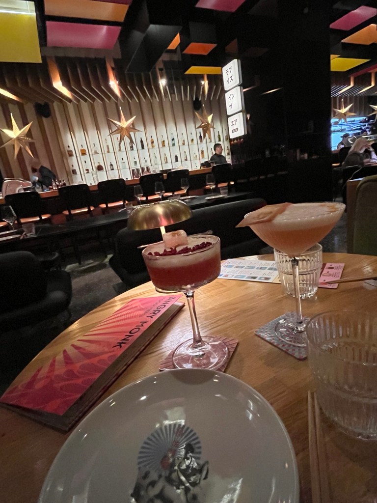 Efe ile Ebru’nun Belgrad gezisinde akşam yemeği için gittikleri Angry Monk’da çekilmiş bir kokteyl fotoğrafı