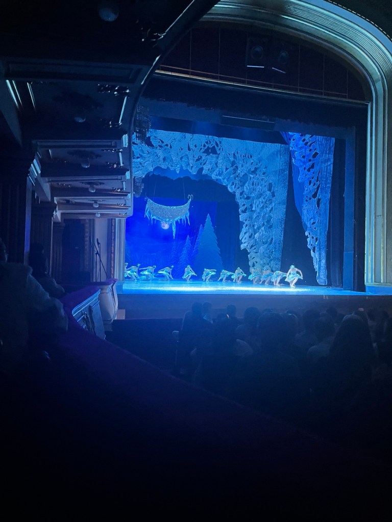 Efe ile Ebru’nun Belgrad gezisinde Ulusal tiyatroda gittikleri Fındıkkıran bale gösterisi fotoğrafı