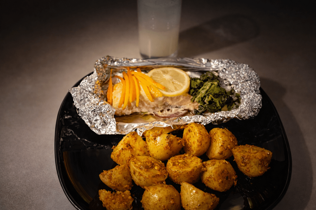 🐟 Folyoda Somon & Ispanak | Sarımsaklı Kajun Patates ile (Efe & Ebru Usulü)