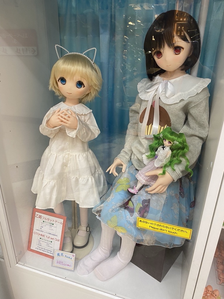 Nakano Broadway’de Ebru’nun dayanamadığı oyuncak bebekler