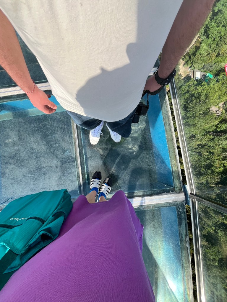 Safranbolu cam terasta ayakları gözüken çift